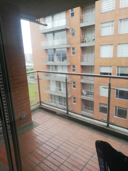 Appartamento Hermosa habitación privada en conjunto residencial cerca al Aeropuerto y terminal de Bogotá, zonas comunes se comparten con 1 persona Esterno foto